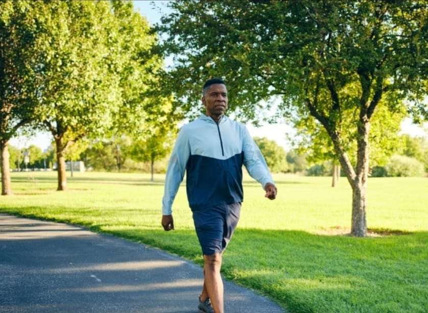 سيدة تمشي في شارع حضري كجزء من نمط الحياة اليومي