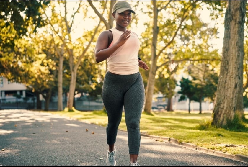 مجموعة من الأشخاص يمارسون أنماطاً مختلفة من المشي في الهواء الطلق