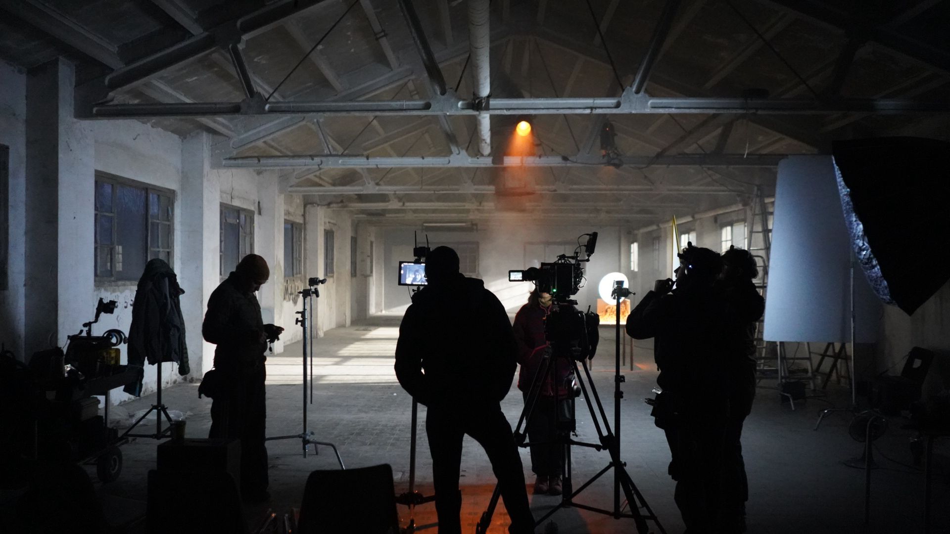 صورة لأفراد من فريق العمل خلال تصوير مشاهد الفيلم الوثائقي في برشلونة