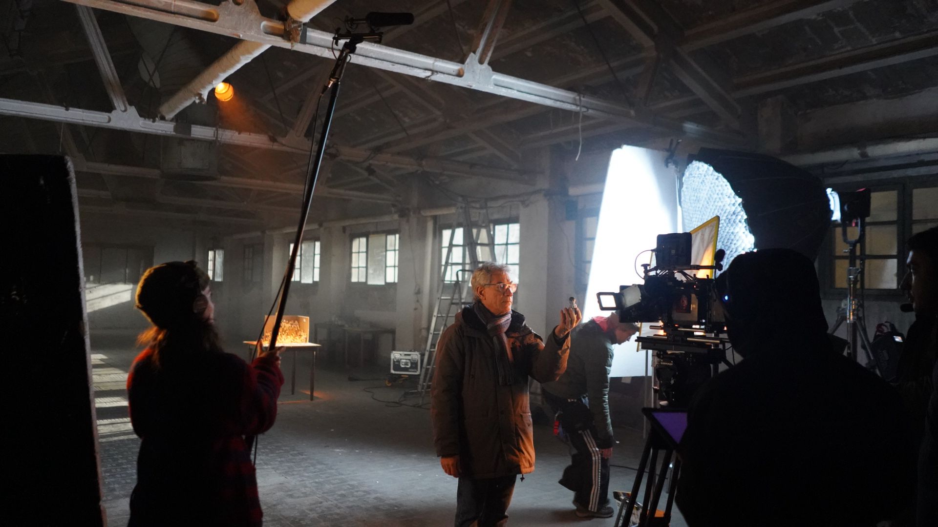 لقطة جماعية لفريق العمل أثناء تصوير الفيلم الوثائقي في برشلونة