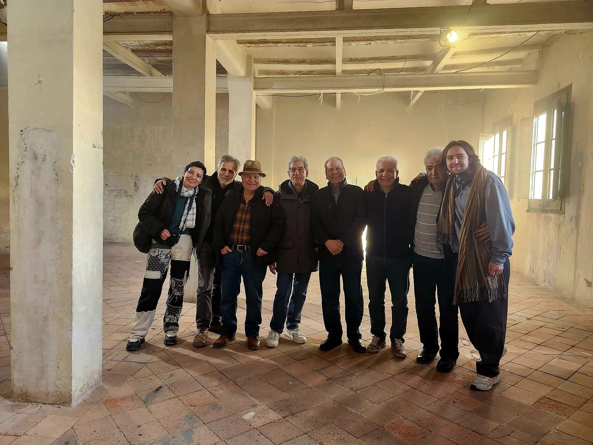 المشاركون في الفيلم الوثائقي أثناء التحضير لجلسة تصوير في برشلونة