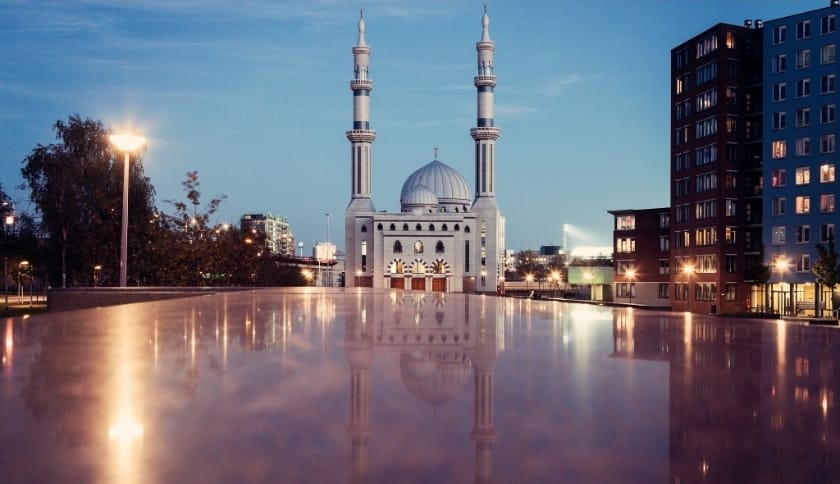 الجامع الأزرق – أمستردام
يمثّل الجامع الأزرق في أمستردام نموذجًا لاندماج العمارة الإسلامية في الفضاء الأوروبي المعاصر، ويعكس حضور المساجد في هولندا بوصفها أماكن عبادة وفضاءات ثقافية تؤدي دورًا متناميًا في تعزيز التعايش والحوار داخل مجتمع متعدّد الثقافات.