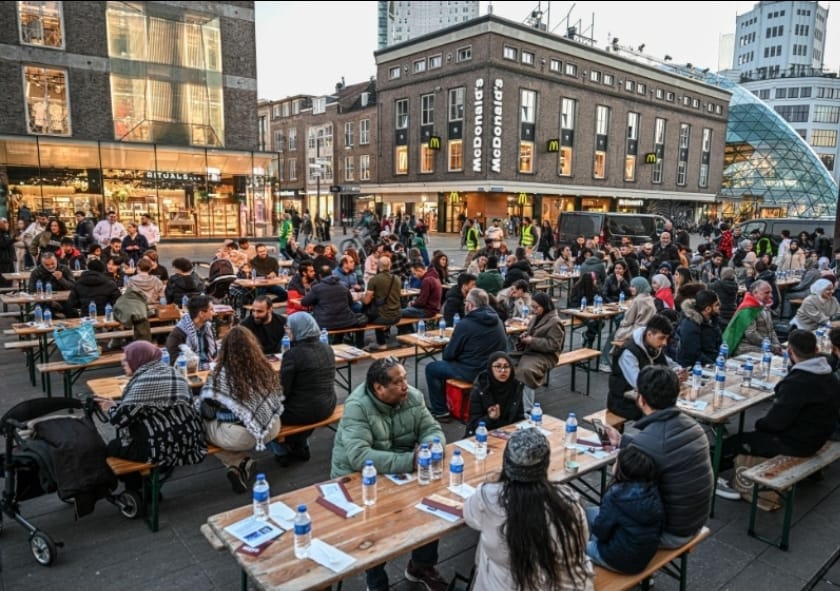 بين أحياء غنت ووسط لندن، تتحول أضواء رمضان إلى لغة حضرية جديدة في أوروبا؛ احتفاءٌ بالتنوع، وحراكٌ تجاري، ورسالة تعايش تضيء الشوارع عند الغروب.