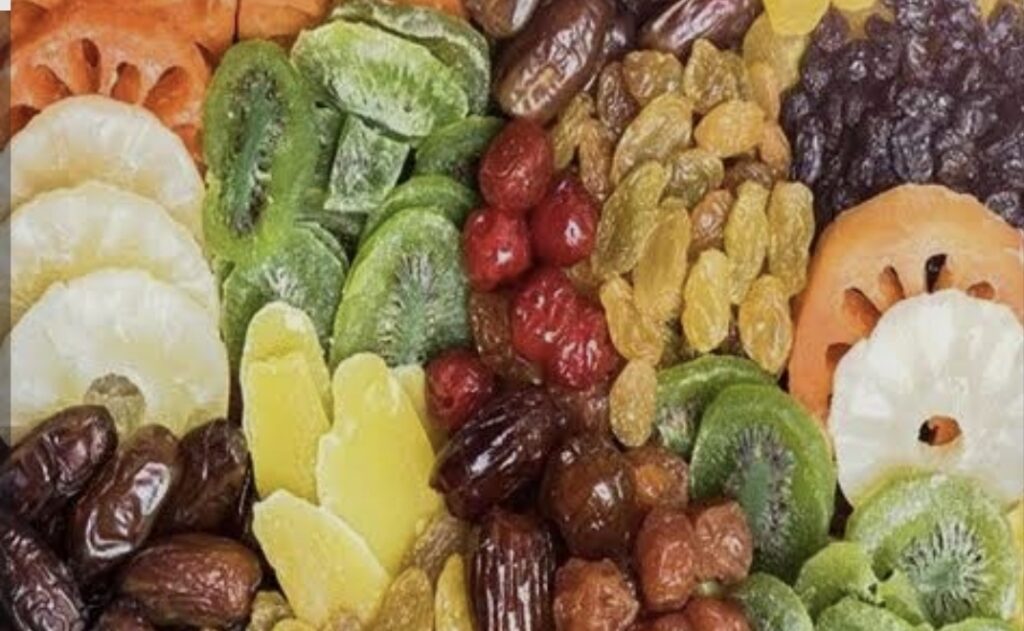 ليست كل الفواكه بريئة تمامًا… بعضها يحتاج إلى وعي في الكمية قبل أن يتحول من فائدة إلى عبء صحي.