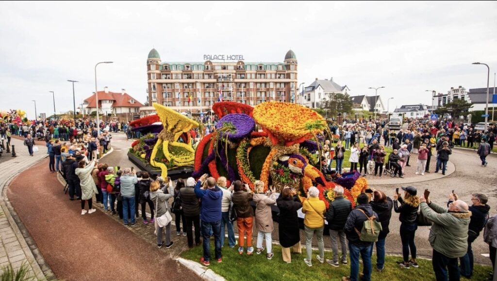 "لوحةٌ حيّة تجوب شوارع هولندا.. في 18 نيسان، لا تشاهدوا الموكب فحسب، بل استنشقوا عبير التاريخ والفن في كرنفال الزهور الأجمل عالمياً."