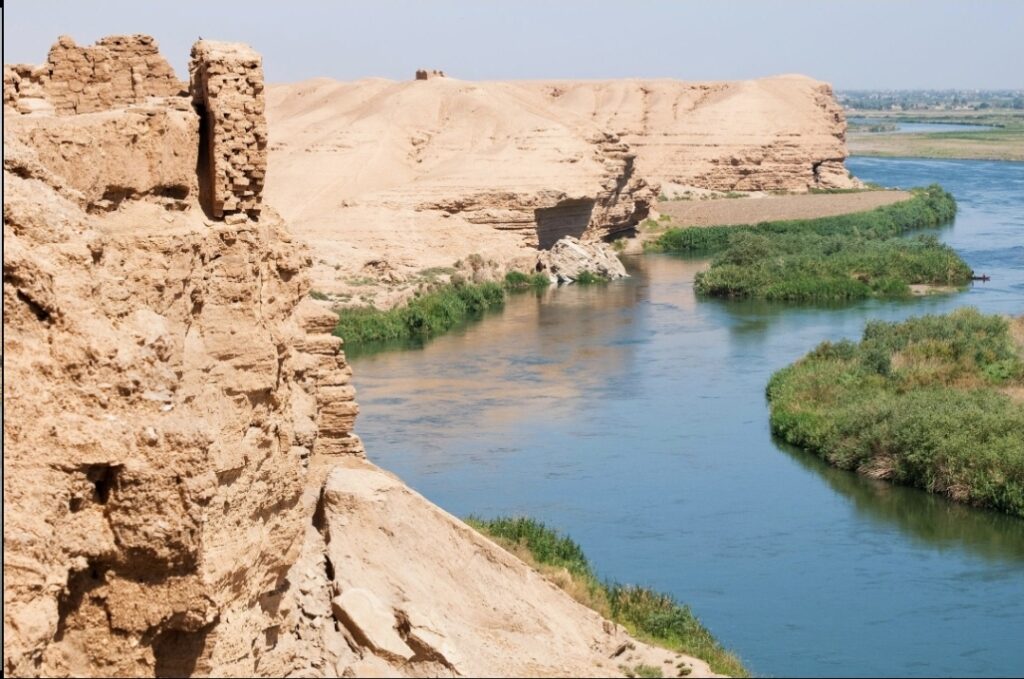 ليس الفرات مجرد نهر يروي الأرض، بل ذاكرة جيولوجية وحضارية هائلة؛ فكل منعطف في مجراه يحمل قصة بدأت قبل ملايين السنين وانتهت بولادة أولى المدن التي غيّرت وجه التاريخ.